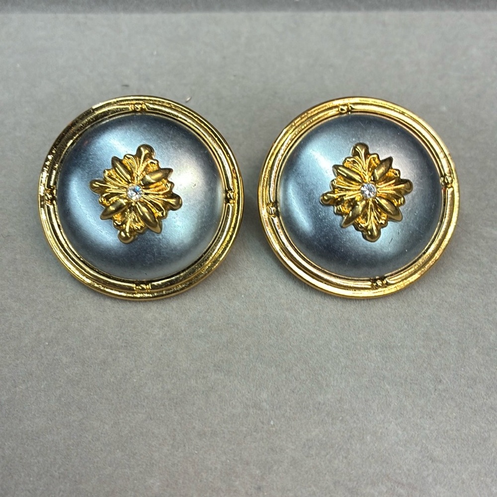 💜Avon Gold and Silver Vintage Earrings